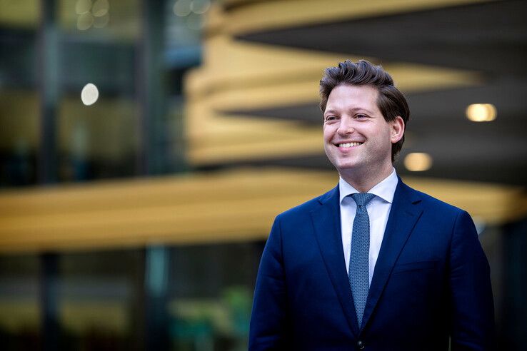 Kamervoorzitter Thom van Campen leest ouderen voor in Zwolle