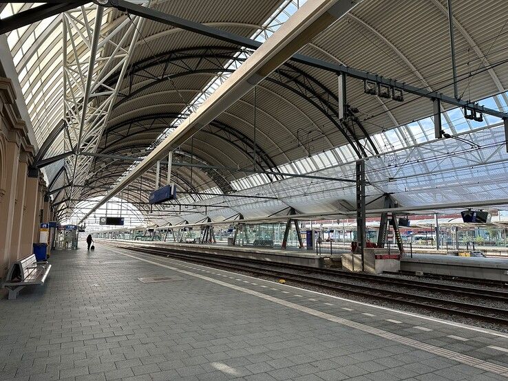 In beeld: Uitgestorven station Zwolle door staking OV