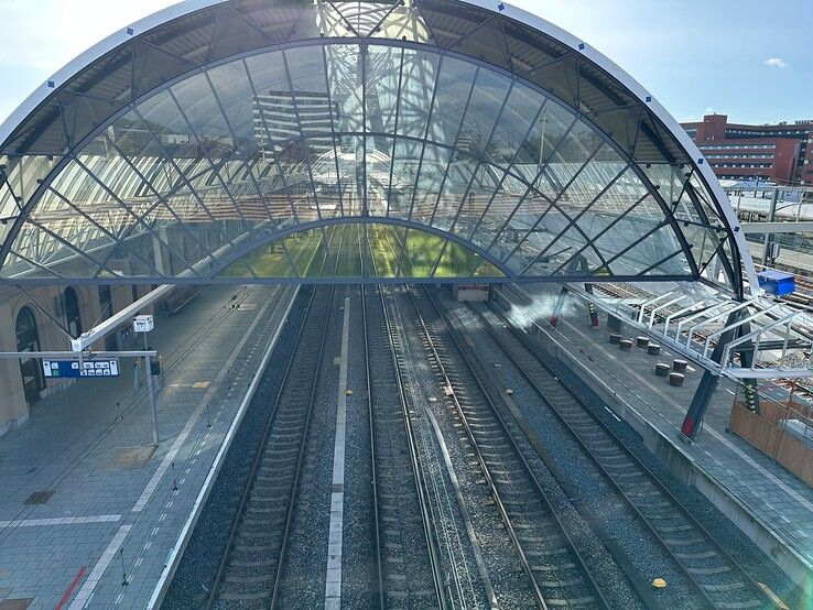 In beeld: Uitgestorven station Zwolle door staking OV
