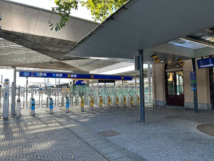In beeld: Uitgestorven station Zwolle door staking OV