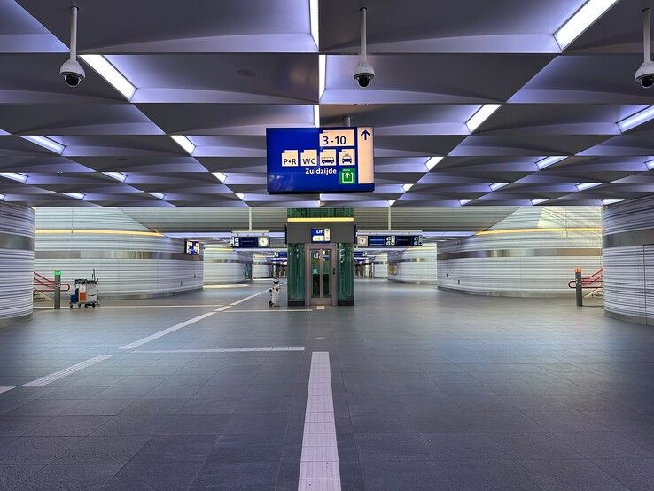 In beeld: Uitgestorven station Zwolle door staking OV