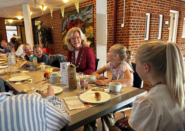 Schoolkinderen uit Kamperzeedijk ontbijten met burgemeester