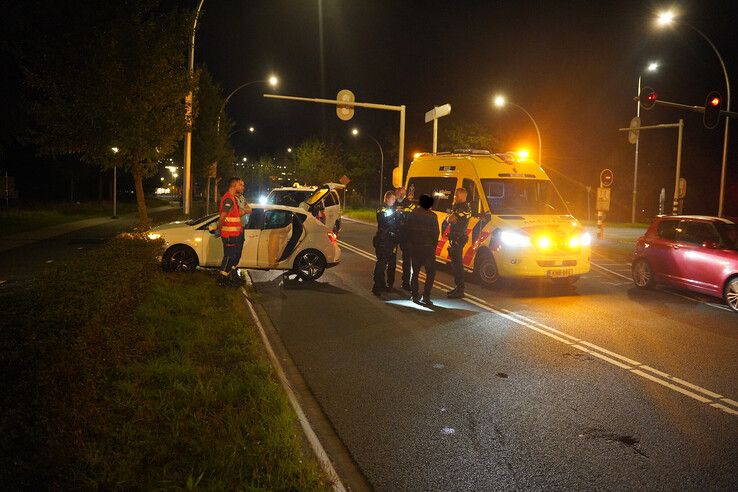 Auto botst na afrit A28 tegen boom op Katerdijk