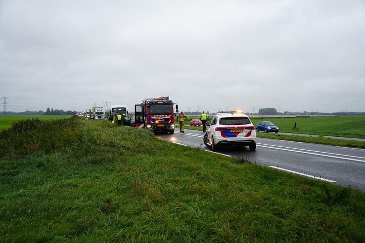 Aanrijding tussen vrachtwagen en personenauto