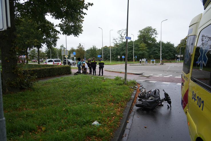 Scooterrijder gewond bij aanrijding met auto