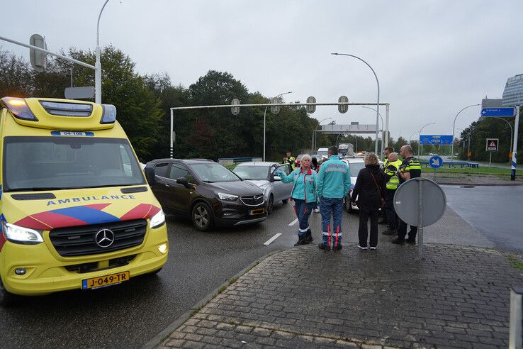 Aanrijding op kruising, persoon nagekeken in ambulance