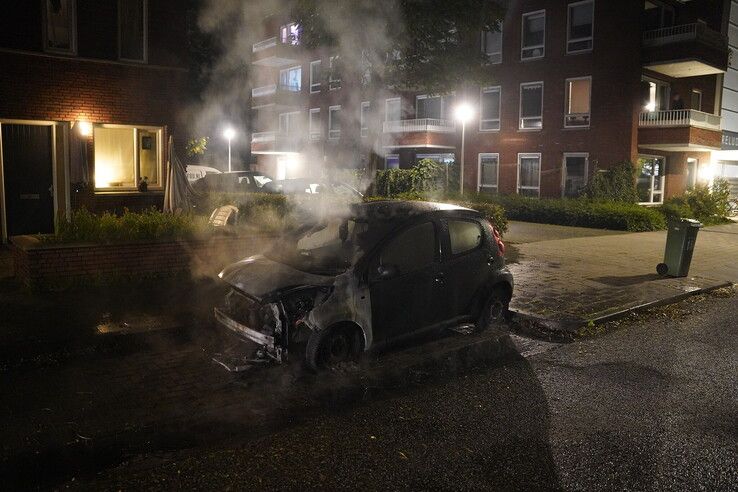 Auto zwaar beschadigd door brand