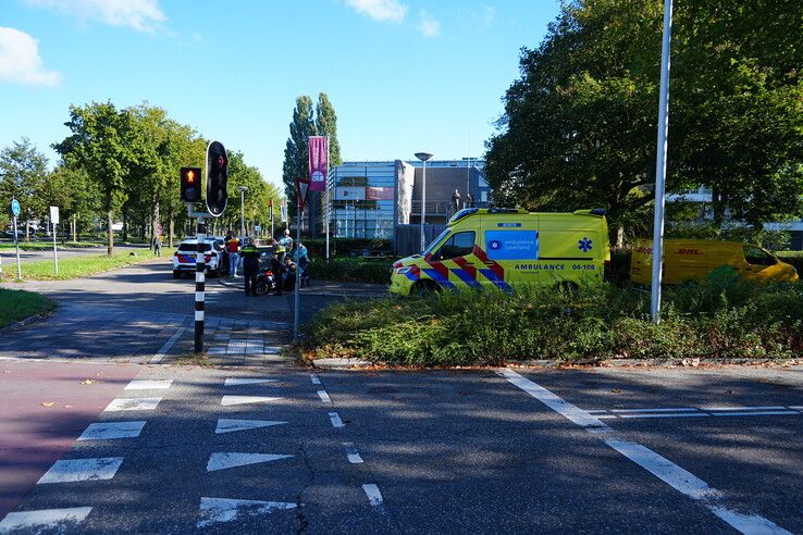 Scooterrijdster nagekeken na aanrijding met busje