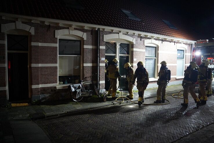 Brandend voorwerp door brievenbus gegooid
