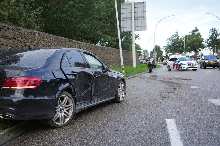 Auto vliegt uit de bocht en ramt lantaarnpaal