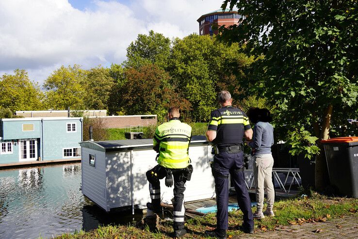 Auto rolt van parkeerplaats en verdwijnt onder water in Almelo’s Kanaal