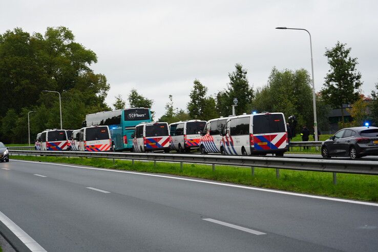 Politie zet supportersbus Go Ahead Eagles langs de weg, N35 korte tijd dicht