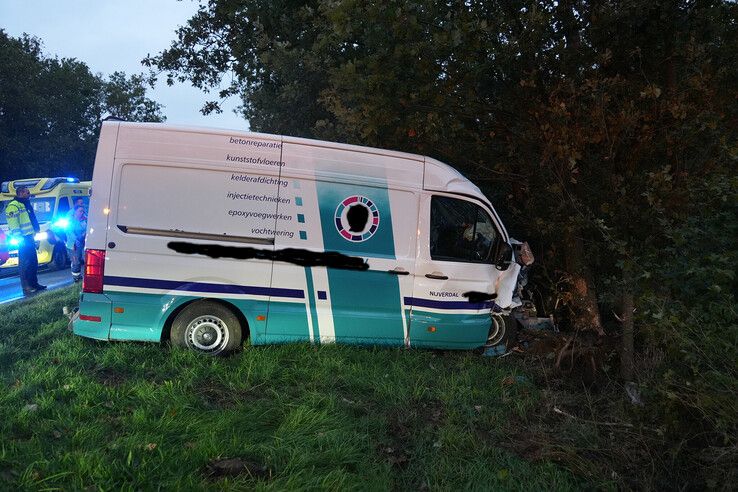 N35 volledig afgesloten na ongeval met bestelbus
