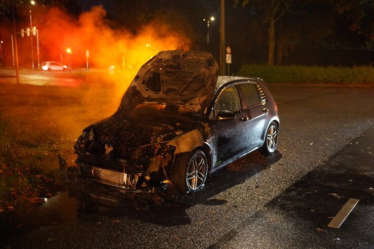 Auto vliegt tijdens het rijden in brand