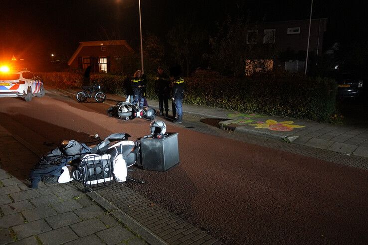 Twee scooterrijders botsen tijdens inhalen