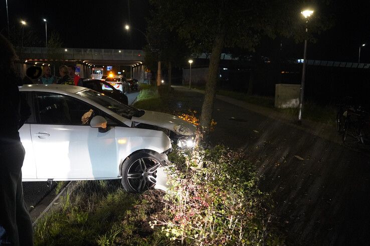 Auto botst na afrit A28 tegen boom op Katerdijk