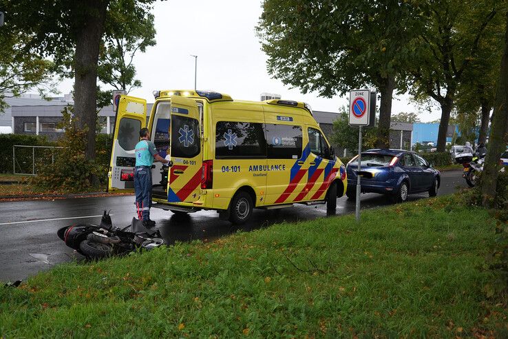 Scooterrijder gewond bij aanrijding met auto