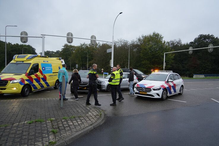 Aanrijding op kruising, persoon nagekeken in ambulance