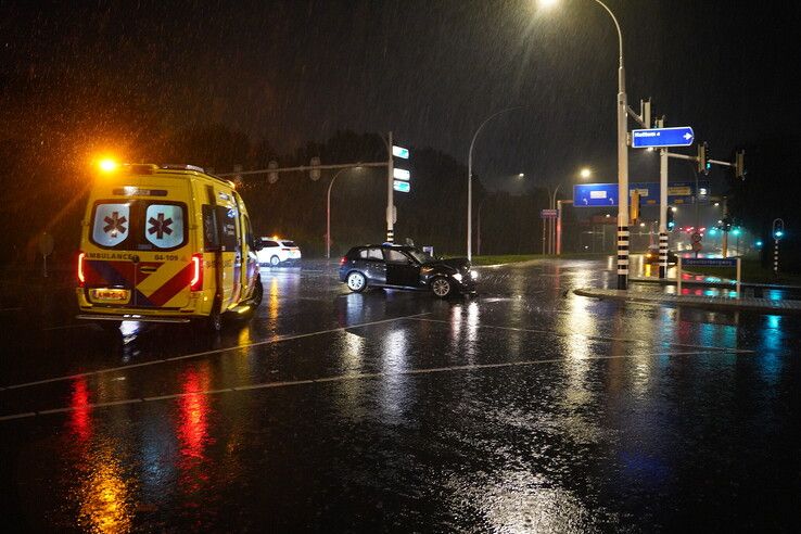 Flinke schade bij aanrijding op kruispunt vannacht