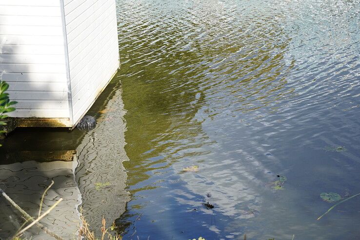 Auto rolt van parkeerplaats en verdwijnt onder water in Almelo’s Kanaal