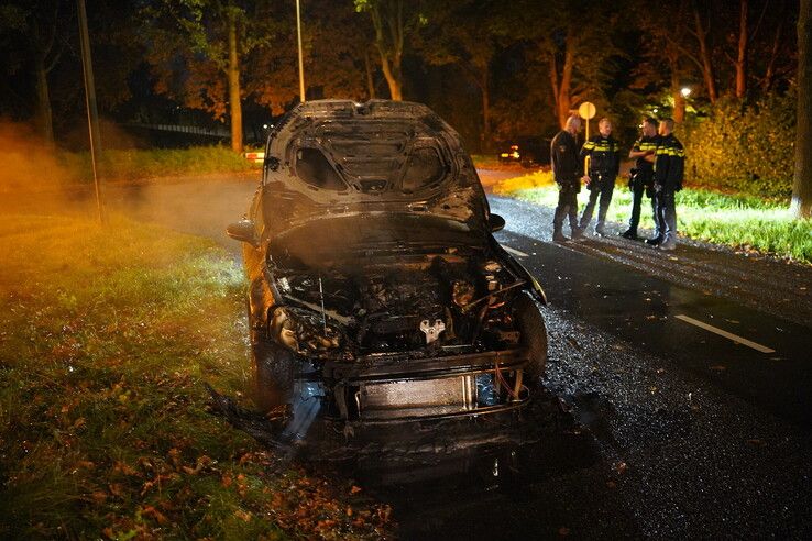 Auto vliegt tijdens het rijden in brand