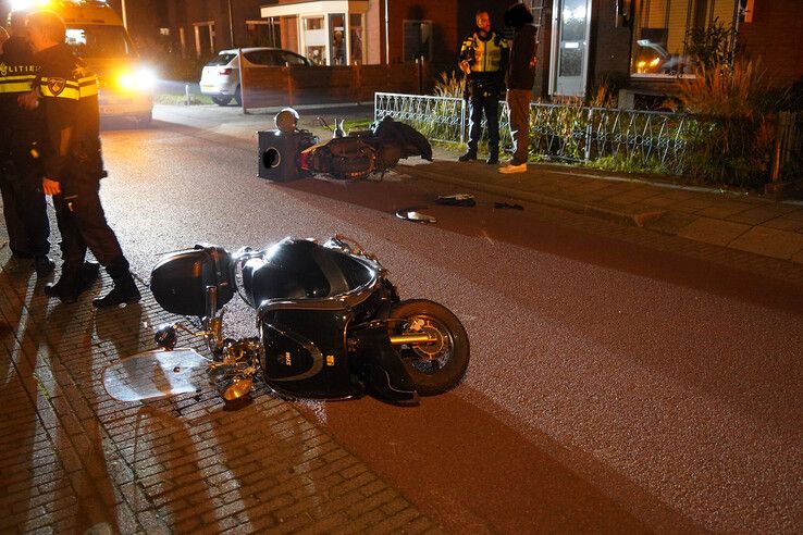 Twee scooterrijders botsen tijdens inhalen