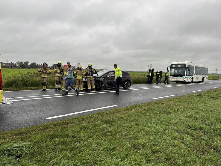 Aanrijding tussen vrachtwagen en personenauto