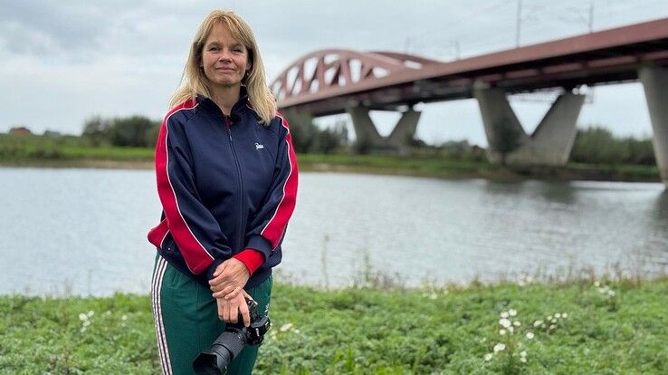 Eén brug, verschillende verhalen: Els Zweerink brengt de rode spoorbrug in beeld