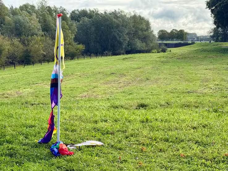 Regenboogvlag verbrand bij Wiessenbergsche Kolk